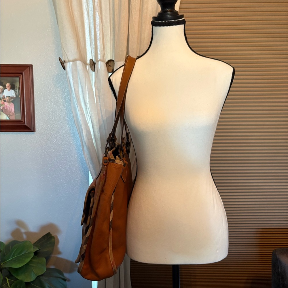 Burberry 💯 Leather Tote Bag - Picture 2 of 16